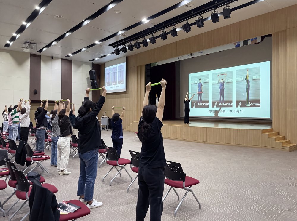 전문 물리치료사 현장 활동 · 밴드 스트레칭 강의